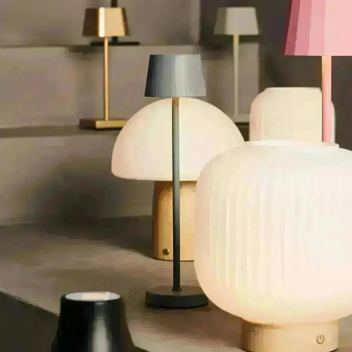 Tavellio - Exclusieve Combiset Professioneel | 4 x Sarphati Mini Mokka Bruin Oplaadbare Tafellampen & 1 x Amstel Oplaadstation