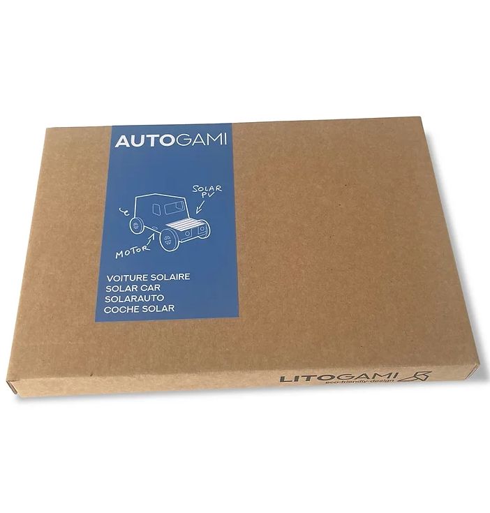Kartonnen auto op zonnepanelen energie